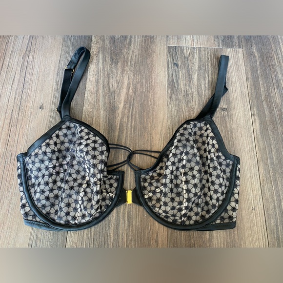 Victoria’s Secret Unlined Front-Clasp Bra - Picture 2 of 12